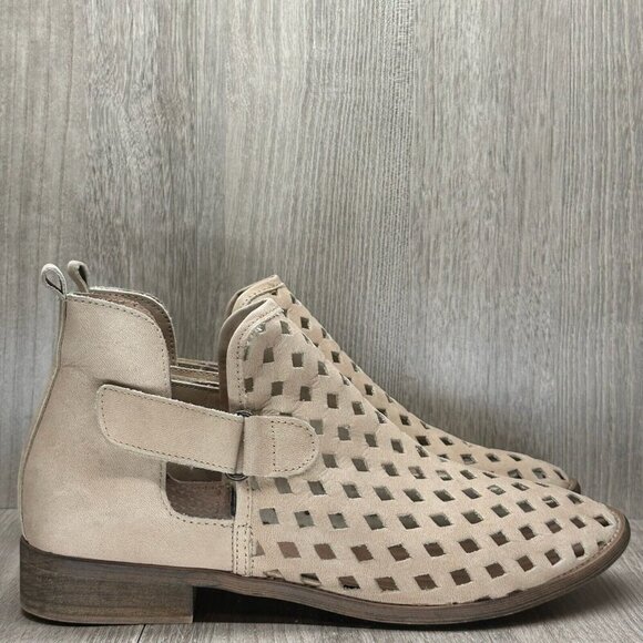 Musse & Cloud Caila Bootie Womens 10 Leather Perforated Hook & Loop Flat Beige - Picture 1 of 12